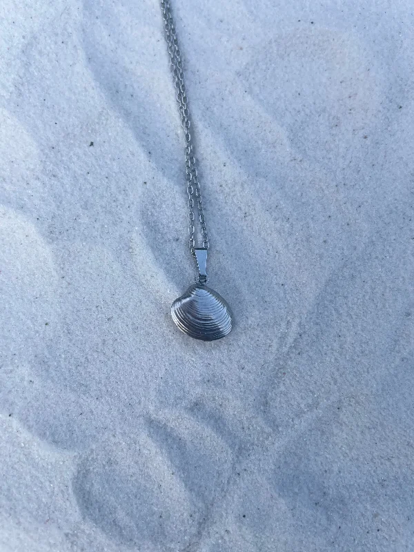 Silver clam necklace