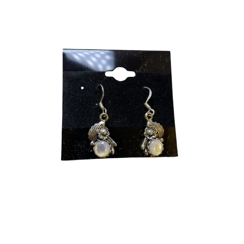 Earrings Dangle/Drop By Cme In white pearl