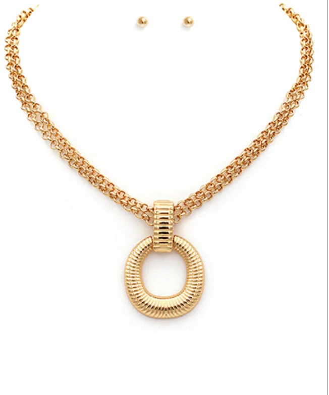 The Cici Round Pendant Necklace